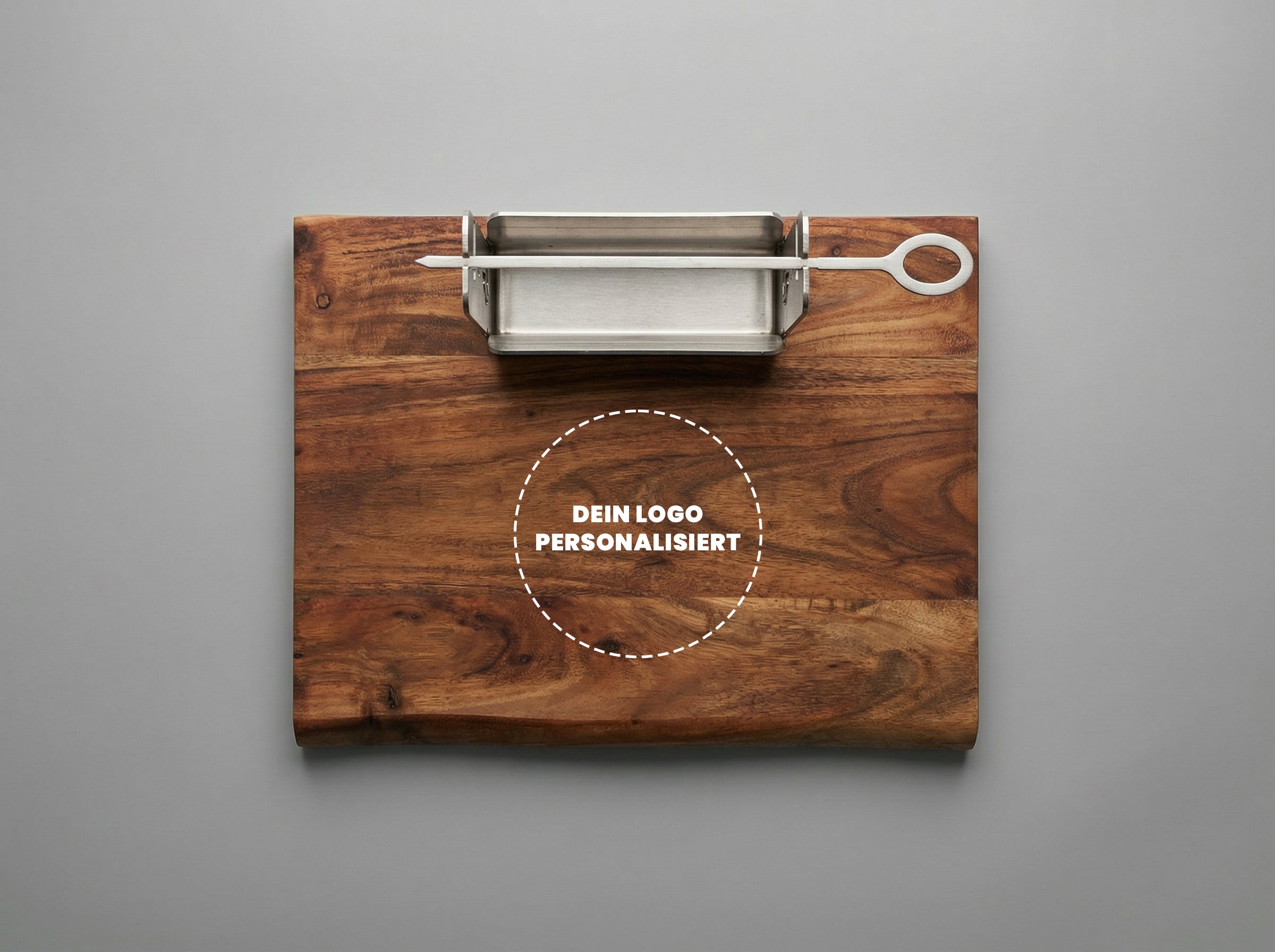 Lasergravur auf Akazienholzbrett des Kult Flamme Tischgrills
