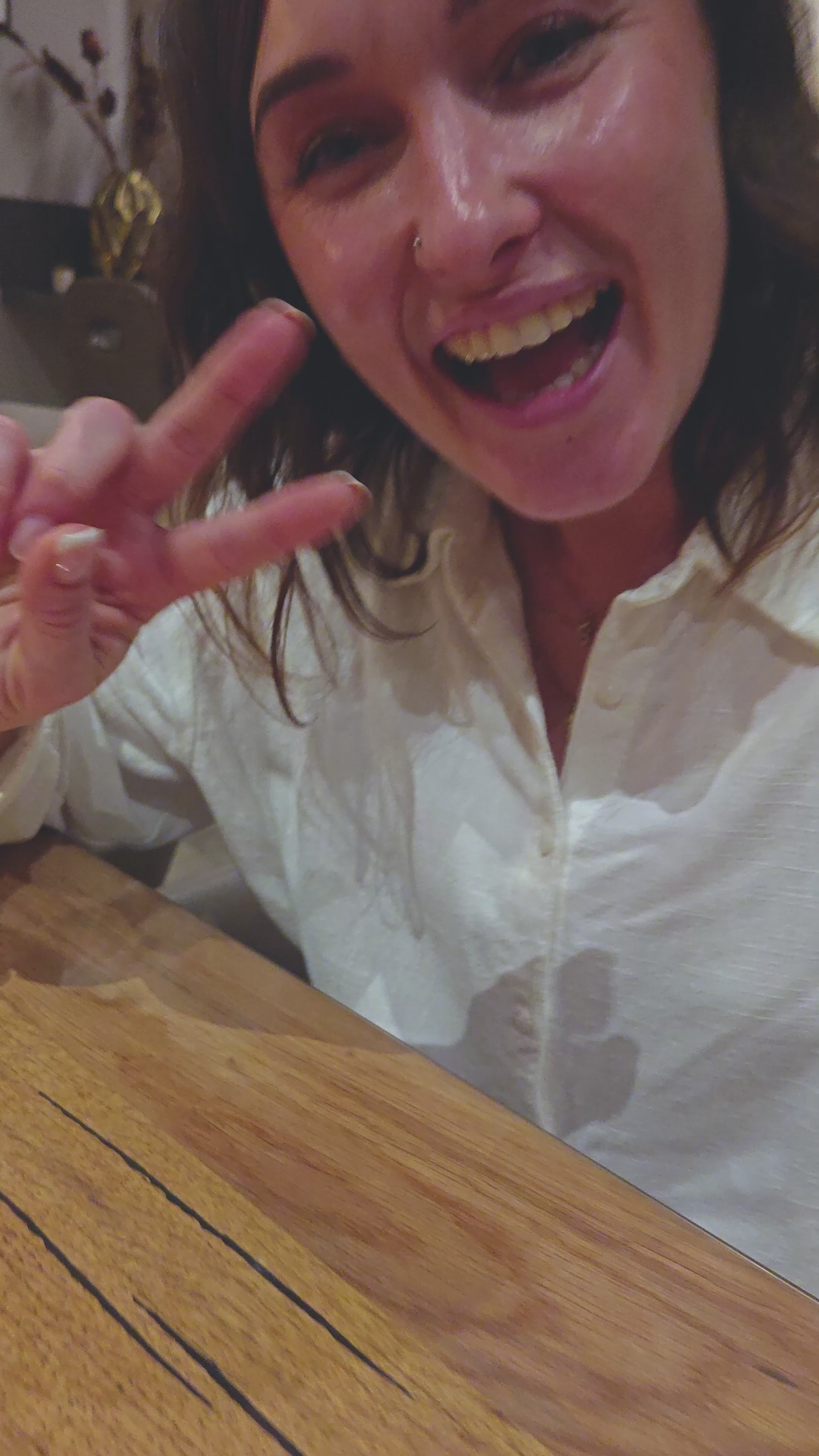 Video laden: Sveti zeigt dir, wie Kult Flamme funktioniert – und warum gemeinsames Grillen direkt am Tisch alles verändert.